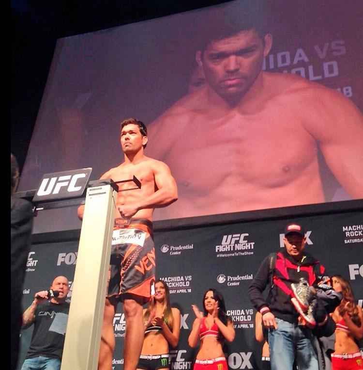 Imagens das encaradas e dos bastidores da pesagem do UFC em Newark - Lyoto Machida na balana