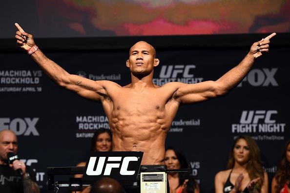 Imagens das encaradas e dos bastidores da pesagem do UFC em Newark - Jacar supera balana