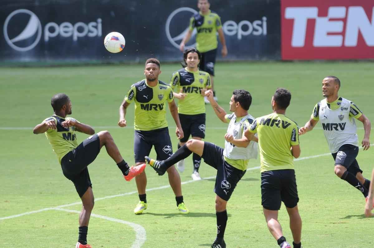 Jogadores do Atltico fazem ltimo treino antes do clssico decisivo com o Cruzeiro