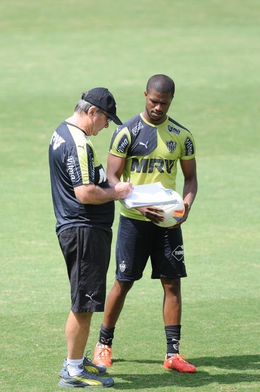 Tcnico Levir Culpi conversa com Carlos Csar