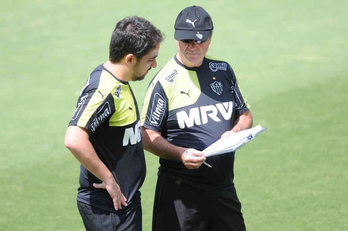 Tcnico Levir Culpi conversa com Carlos Csar