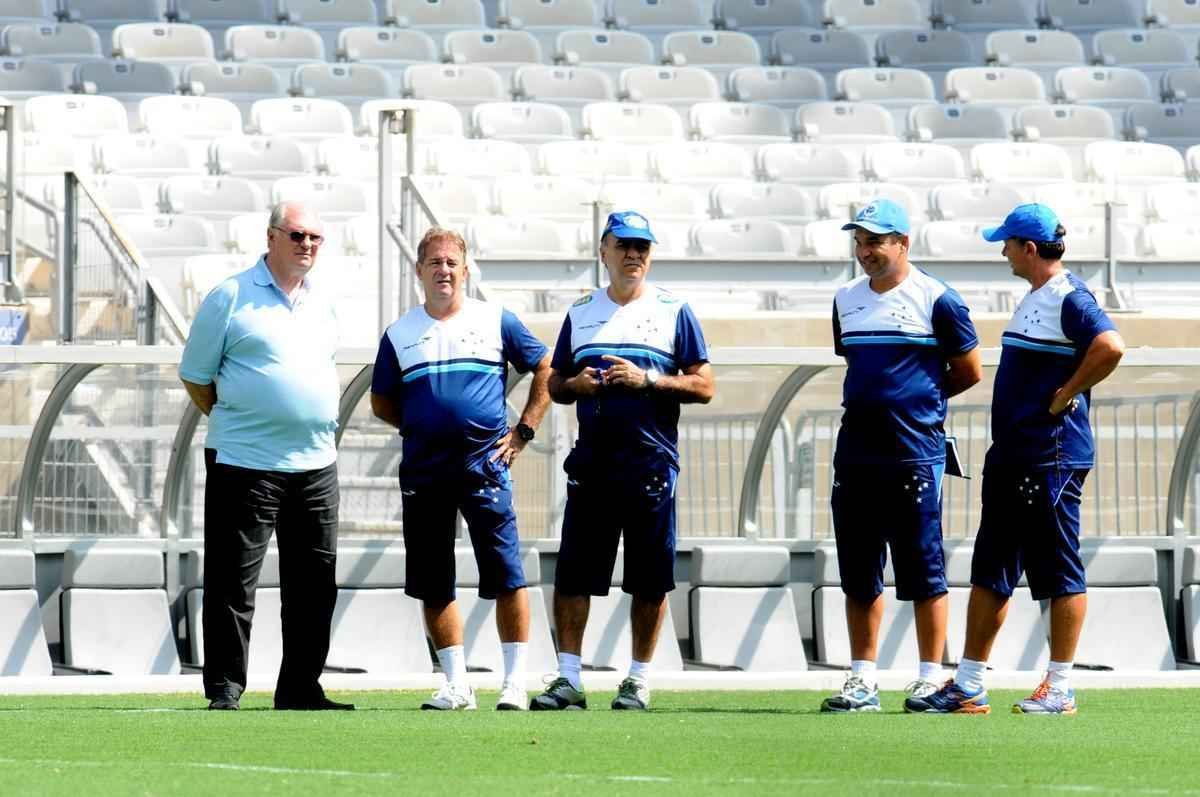 No treino realizado no Mineiro, neste sbado, Marcelo Oliveira conversou com o time que deve iniciar o clssico contra o Atltico: Fbio; Fabiano, Leo, Paulo Andr e Fabrcio; Henrique e Willians; Alisson, Arrascaeta e Willian; Leandro Damio. O presidente Gilvan de Pinho Tavares acompanhou a atividade.