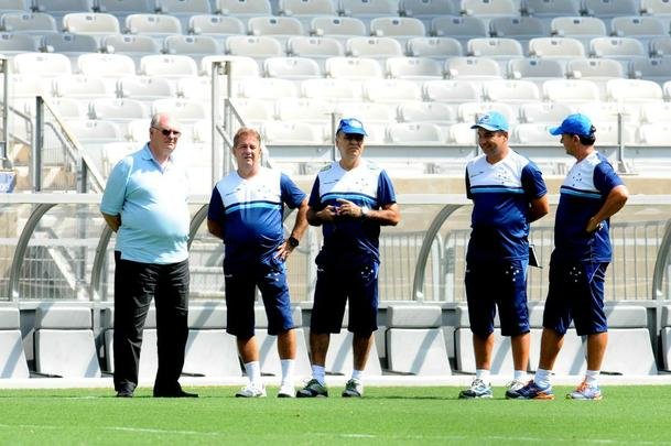 No treino realizado no Mineiro, neste sbado, Marcelo Oliveira conversou com o time que deve iniciar o clssico contra o Atltico: Fbio; Fabiano, Leo, Paulo Andr e Fabrcio; Henrique e Willians; Alisson, Arrascaeta e Willian; Leandro Damio. O presidente Gilvan de Pinho Tavares acompanhou a atividade.