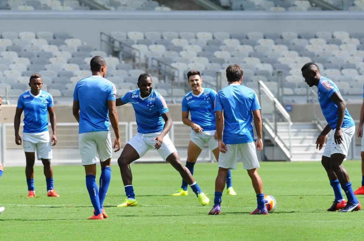 No treino realizado no Mineiro, neste sbado, Marcelo Oliveira conversou com o time que deve iniciar o clssico contra o Atltico: Fbio; Fabiano, Leo, Paulo Andr e Fabrcio; Henrique e Willians; Alisson, Arrascaeta e Willian; Leandro Damio. O presidente Gilvan de Pinho Tavares acompanhou a atividade.