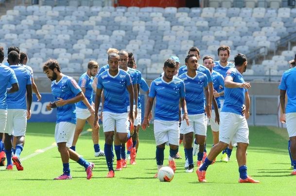 No treino realizado no Mineiro, neste sbado, Marcelo Oliveira conversou com o time que deve iniciar o clssico contra o Atltico: Fbio; Fabiano, Leo, Paulo Andr e Fabrcio; Henrique e Willians; Alisson, Arrascaeta e Willian; Leandro Damio. O presidente Gilvan de Pinho Tavares acompanhou a atividade.