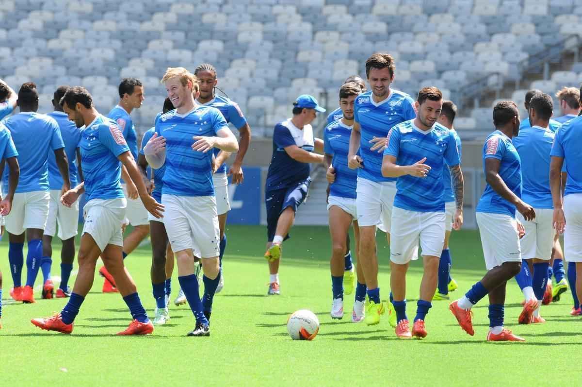 No treino realizado no Mineiro, neste sbado, Marcelo Oliveira conversou com o time que deve iniciar o clssico contra o Atltico: Fbio; Fabiano, Leo, Paulo Andr e Fabrcio; Henrique e Willians; Alisson, Arrascaeta e Willian; Leandro Damio. O presidente Gilvan de Pinho Tavares acompanhou a atividade.