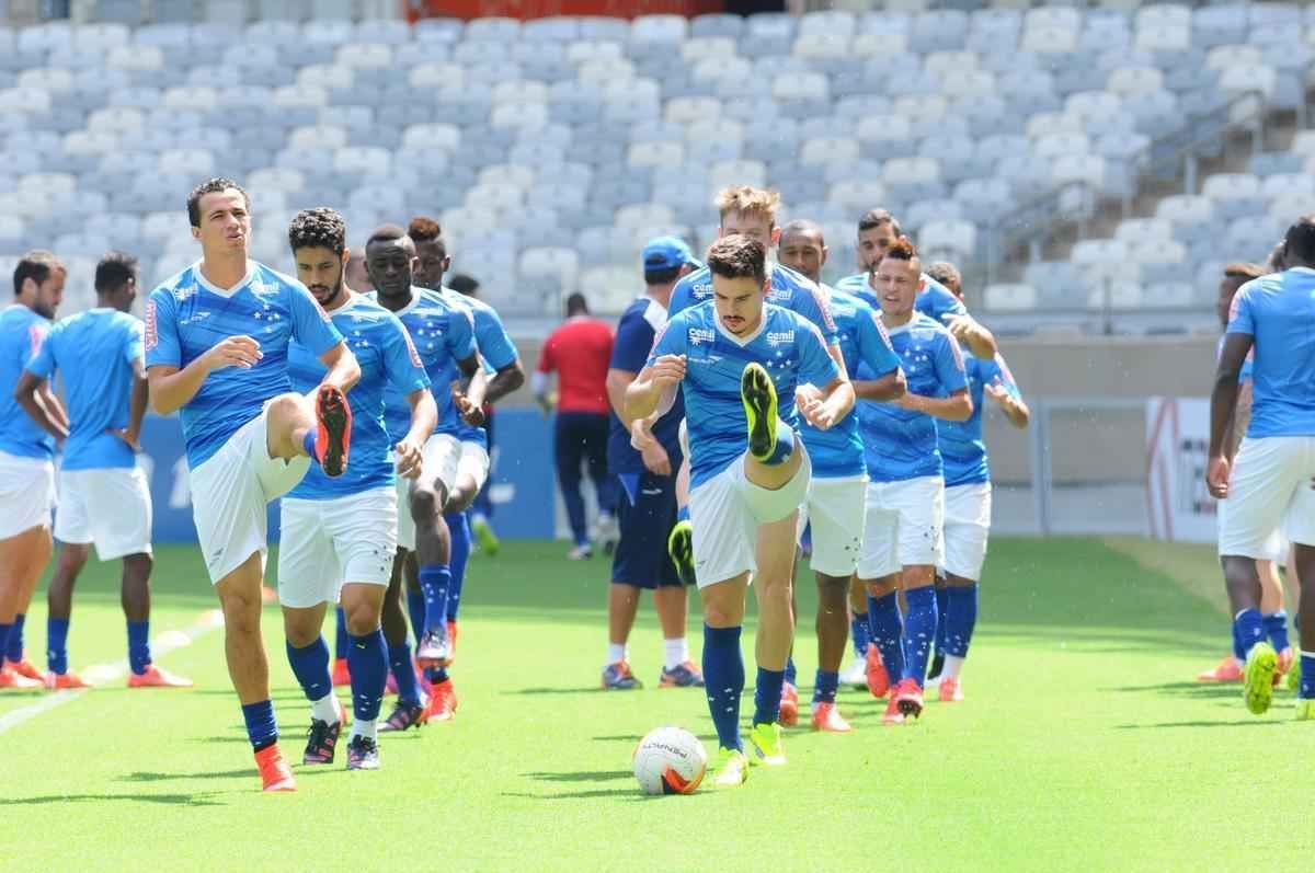 No treino realizado no Mineiro, neste sbado, Marcelo Oliveira conversou com o time que deve iniciar o clssico contra o Atltico: Fbio; Fabiano, Leo, Paulo Andr e Fabrcio; Henrique e Willians; Alisson, Arrascaeta e Willian; Leandro Damio. O presidente Gilvan de Pinho Tavares acompanhou a atividade.