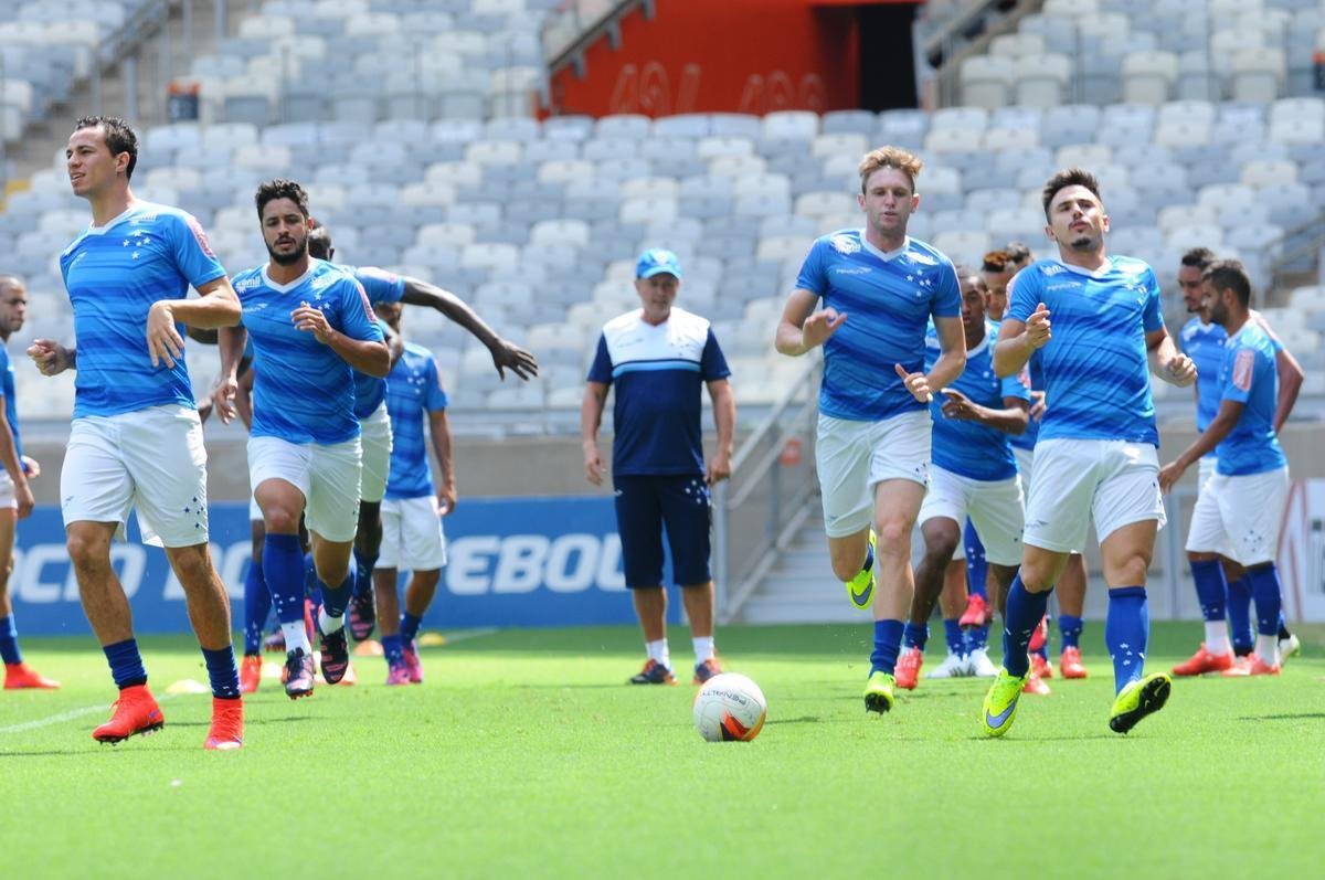 No treino realizado no Mineiro, neste sbado, Marcelo Oliveira conversou com o time que deve iniciar o clssico contra o Atltico: Fbio; Fabiano, Leo, Paulo Andr e Fabrcio; Henrique e Willians; Alisson, Arrascaeta e Willian; Leandro Damio. O presidente Gilvan de Pinho Tavares acompanhou a atividade.