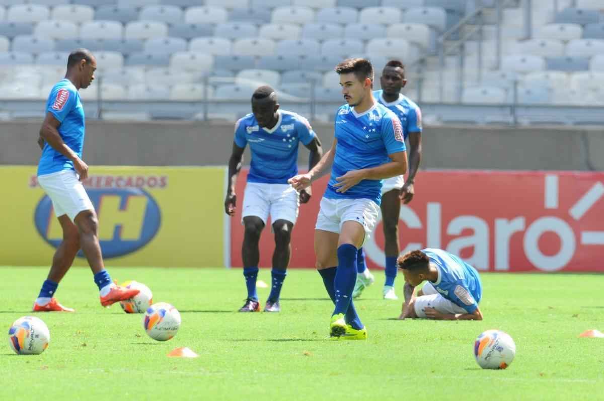 No treino realizado no Mineiro, neste sbado, Marcelo Oliveira conversou com o time que deve iniciar o clssico contra o Atltico: Fbio; Fabiano, Leo, Paulo Andr e Fabrcio; Henrique e Willians; Alisson, Arrascaeta e Willian; Leandro Damio. O presidente Gilvan de Pinho Tavares acompanhou a atividade.