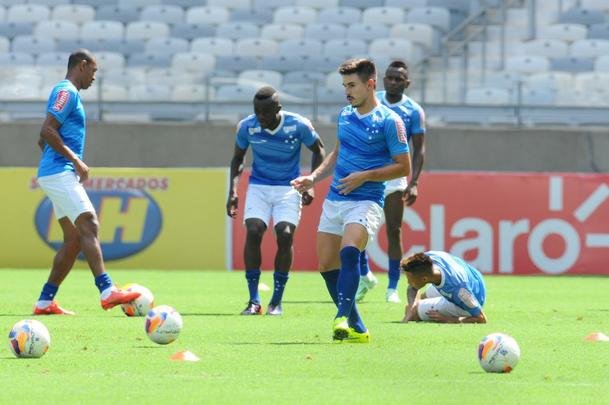 No treino realizado no Mineiro, neste sbado, Marcelo Oliveira conversou com o time que deve iniciar o clssico contra o Atltico: Fbio; Fabiano, Leo, Paulo Andr e Fabrcio; Henrique e Willians; Alisson, Arrascaeta e Willian; Leandro Damio. O presidente Gilvan de Pinho Tavares acompanhou a atividade.