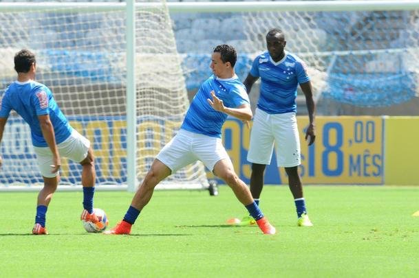 No treino realizado no Mineiro, neste sbado, Marcelo Oliveira conversou com o time que deve iniciar o clssico contra o Atltico: Fbio; Fabiano, Leo, Paulo Andr e Fabrcio; Henrique e Willians; Alisson, Arrascaeta e Willian; Leandro Damio. O presidente Gilvan de Pinho Tavares acompanhou a atividade.