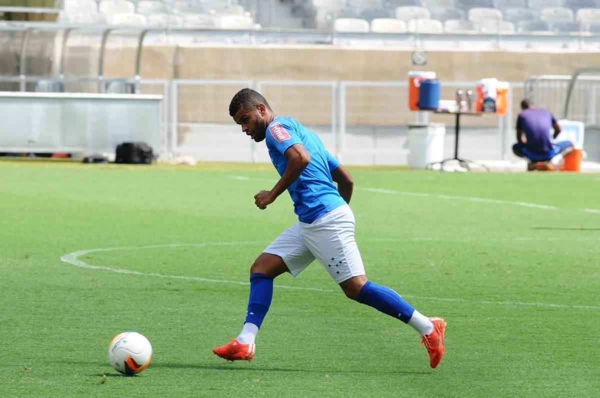 No treino realizado no Mineiro, neste sbado, Marcelo Oliveira conversou com o time que deve iniciar o clssico contra o Atltico: Fbio; Fabiano, Leo, Paulo Andr e Fabrcio; Henrique e Willians; Alisson, Arrascaeta e Willian; Leandro Damio. O presidente Gilvan de Pinho Tavares acompanhou a atividade.