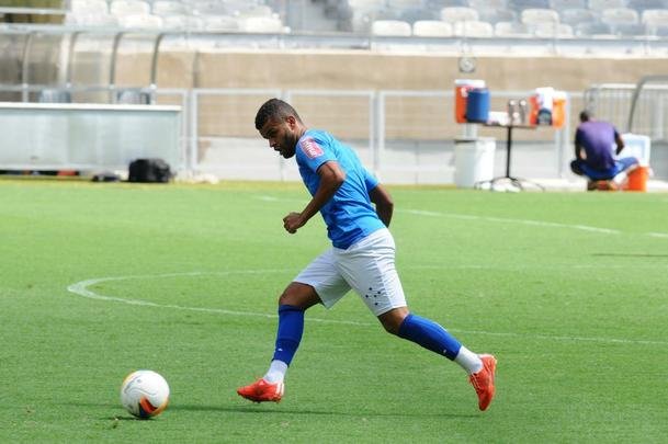 No treino realizado no Mineiro, neste sbado, Marcelo Oliveira conversou com o time que deve iniciar o clssico contra o Atltico: Fbio; Fabiano, Leo, Paulo Andr e Fabrcio; Henrique e Willians; Alisson, Arrascaeta e Willian; Leandro Damio. O presidente Gilvan de Pinho Tavares acompanhou a atividade.