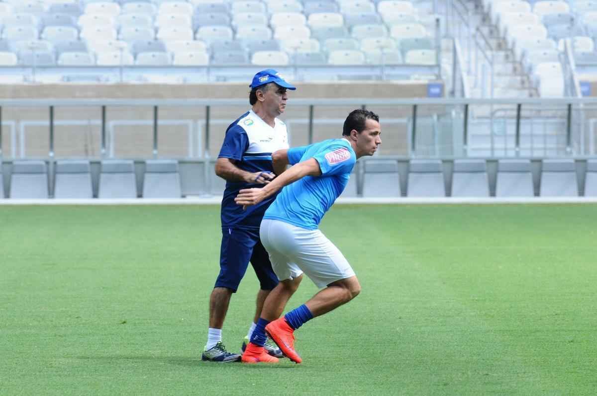 No treino realizado no Mineiro, neste sbado, Marcelo Oliveira conversou com o time que deve iniciar o clssico contra o Atltico: Fbio; Fabiano, Leo, Paulo Andr e Fabrcio; Henrique e Willians; Alisson, Arrascaeta e Willian; Leandro Damio. O presidente Gilvan de Pinho Tavares acompanhou a atividade.