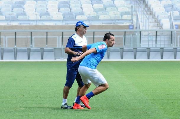 No treino realizado no Mineiro, neste sbado, Marcelo Oliveira conversou com o time que deve iniciar o clssico contra o Atltico: Fbio; Fabiano, Leo, Paulo Andr e Fabrcio; Henrique e Willians; Alisson, Arrascaeta e Willian; Leandro Damio. O presidente Gilvan de Pinho Tavares acompanhou a atividade.