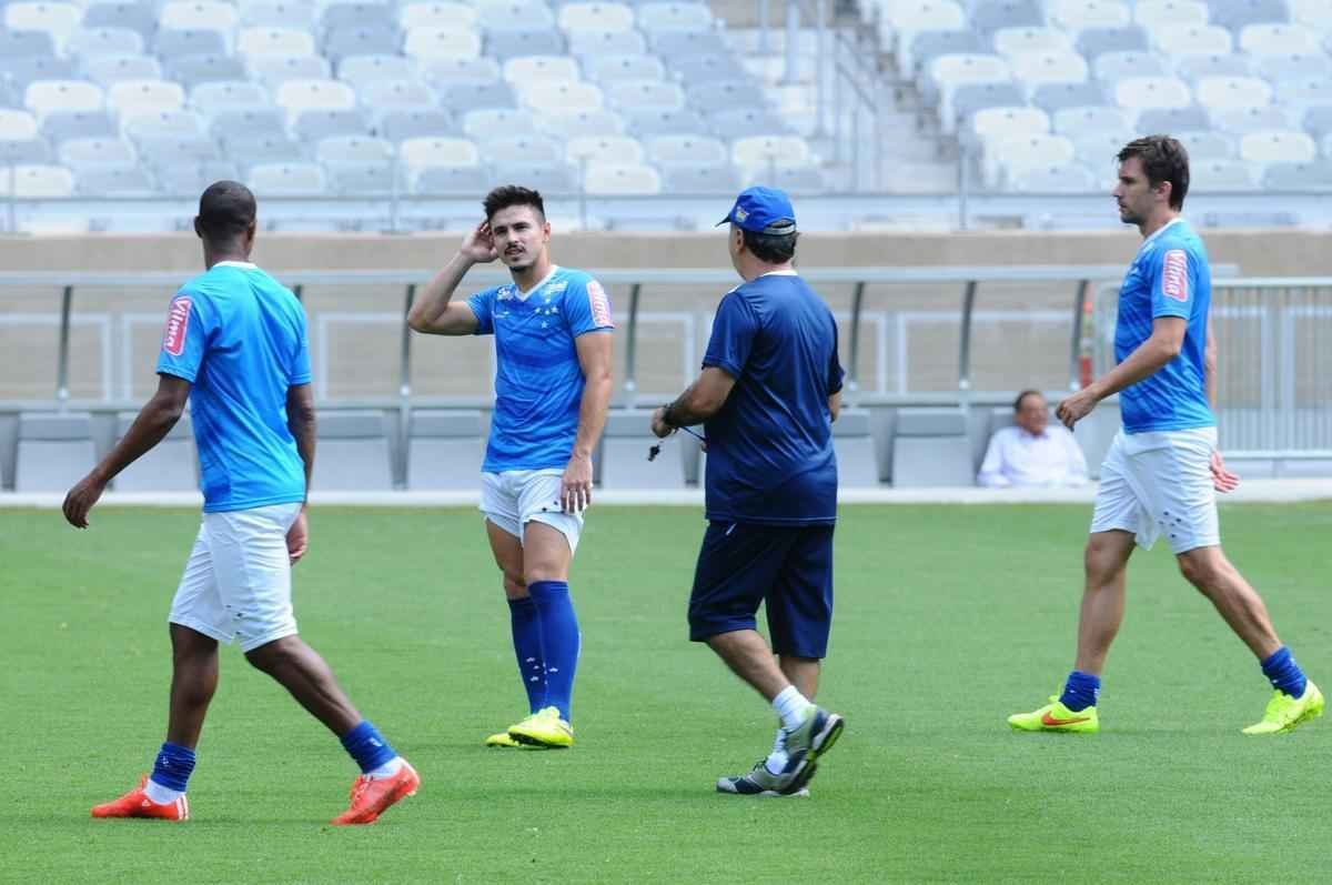 No treino realizado no Mineiro, neste sbado, Marcelo Oliveira conversou com o time que deve iniciar o clssico contra o Atltico: Fbio; Fabiano, Leo, Paulo Andr e Fabrcio; Henrique e Willians; Alisson, Arrascaeta e Willian; Leandro Damio. O presidente Gilvan de Pinho Tavares acompanhou a atividade.