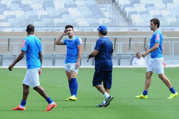 No treino realizado no Mineiro, neste sbado, Marcelo Oliveira conversou com o time que deve iniciar o clssico contra o Atltico: Fbio; Fabiano, Leo, Paulo Andr e Fabrcio; Henrique e Willians; Alisson, Arrascaeta e Willian; Leandro Damio. O presidente Gilvan de Pinho Tavares acompanhou a atividade.