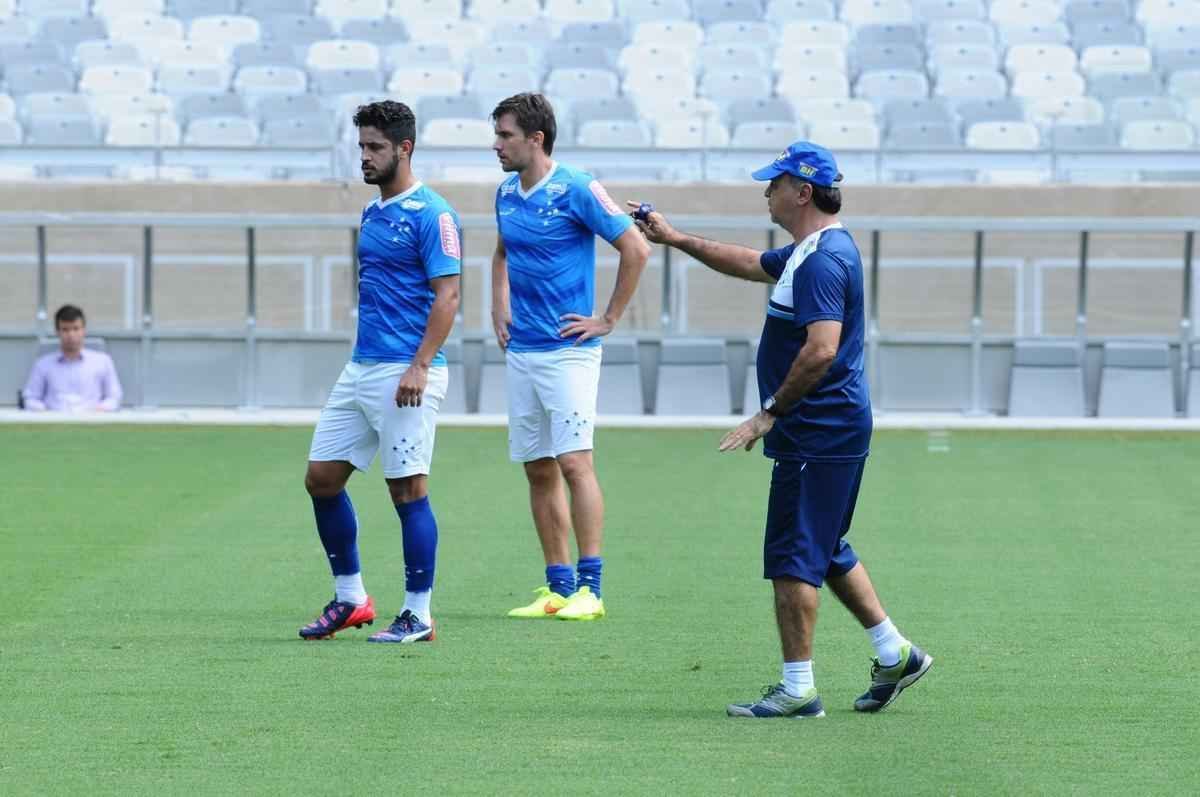 No treino realizado no Mineiro, neste sbado, Marcelo Oliveira conversou com o time que deve iniciar o clssico contra o Atltico: Fbio; Fabiano, Leo, Paulo Andr e Fabrcio; Henrique e Willians; Alisson, Arrascaeta e Willian; Leandro Damio. O presidente Gilvan de Pinho Tavares acompanhou a atividade.