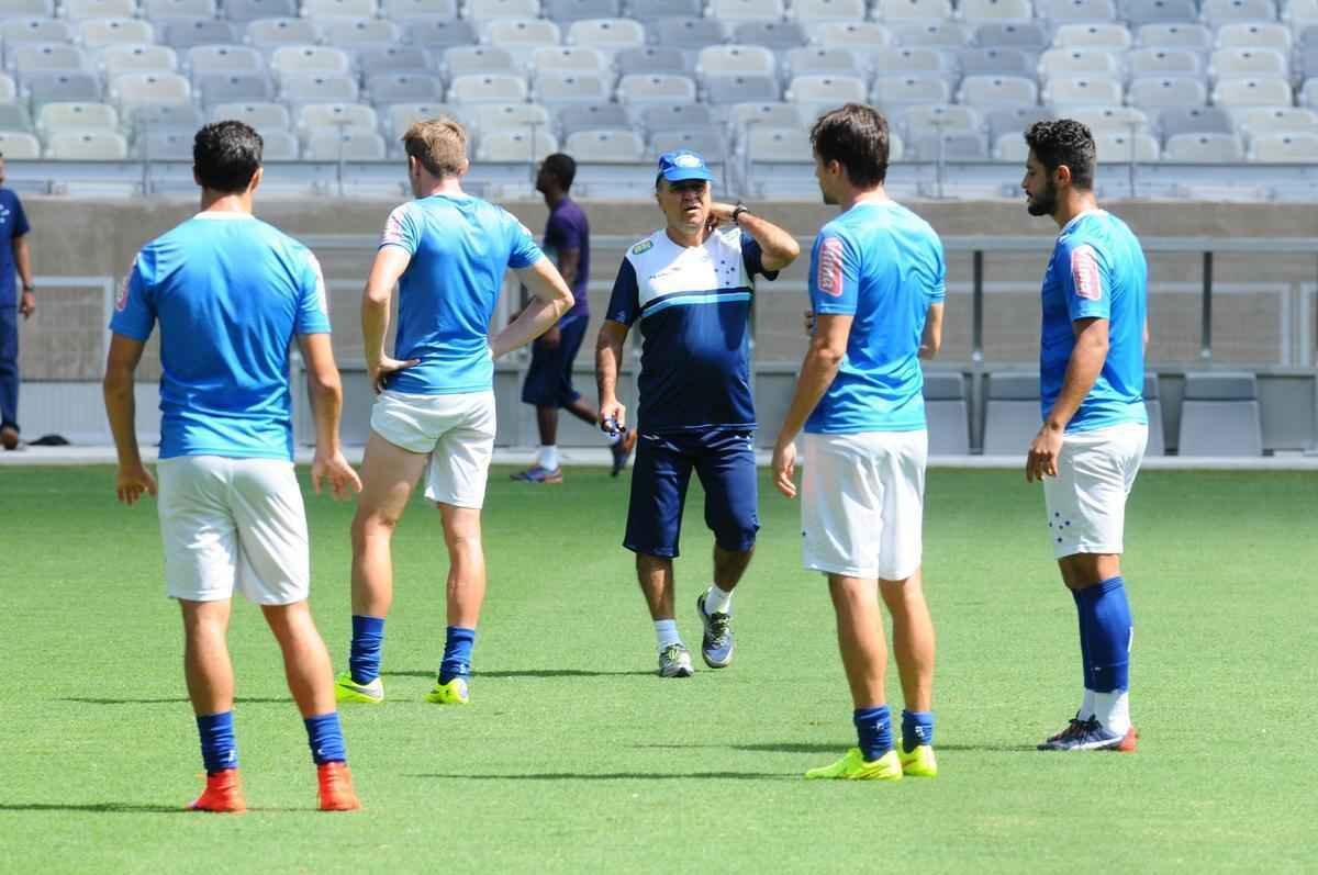 No treino realizado no Mineiro, neste sbado, Marcelo Oliveira conversou com o time que deve iniciar o clssico contra o Atltico: Fbio; Fabiano, Leo, Paulo Andr e Fabrcio; Henrique e Willians; Alisson, Arrascaeta e Willian; Leandro Damio. O presidente Gilvan de Pinho Tavares acompanhou a atividade.