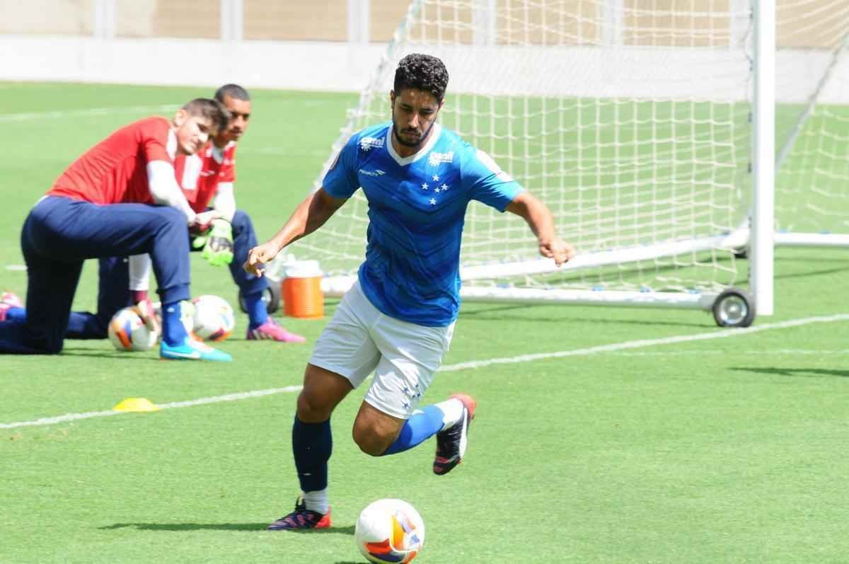 No treino realizado no Mineiro, neste sbado, Marcelo Oliveira conversou com o time que deve iniciar o clssico contra o Atltico: Fbio; Fabiano, Leo, Paulo Andr e Fabrcio; Henrique e Willians; Alisson, Arrascaeta e Willian; Leandro Damio. O presidente Gilvan de Pinho Tavares acompanhou a atividade.