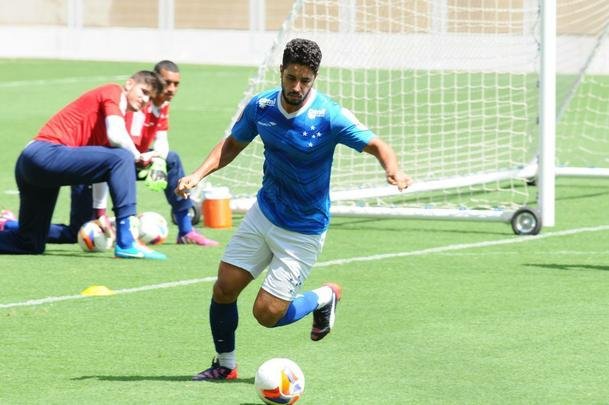 No treino realizado no Mineiro, neste sbado, Marcelo Oliveira conversou com o time que deve iniciar o clssico contra o Atltico: Fbio; Fabiano, Leo, Paulo Andr e Fabrcio; Henrique e Willians; Alisson, Arrascaeta e Willian; Leandro Damio. O presidente Gilvan de Pinho Tavares acompanhou a atividade.