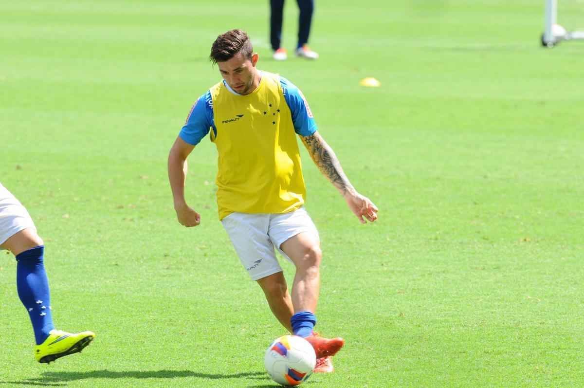 No treino realizado no Mineiro, neste sbado, Marcelo Oliveira conversou com o time que deve iniciar o clssico contra o Atltico: Fbio; Fabiano, Leo, Paulo Andr e Fabrcio; Henrique e Willians; Alisson, Arrascaeta e Willian; Leandro Damio. O presidente Gilvan de Pinho Tavares acompanhou a atividade.