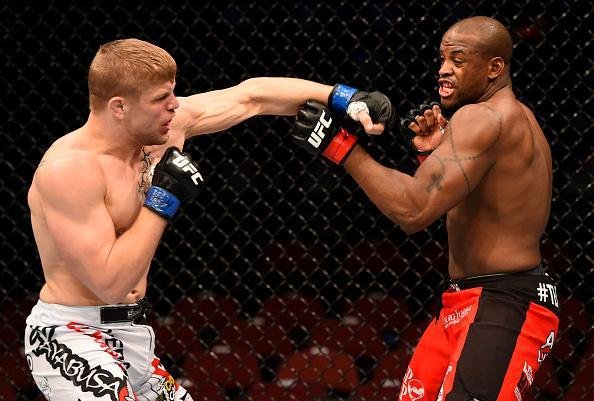 Imagens das lutas e dos bastidores do UFC on FOX 15, em Newark - Chris Dempsey (bermuda branca) venceu Eddie Gordon por deciso dividida 