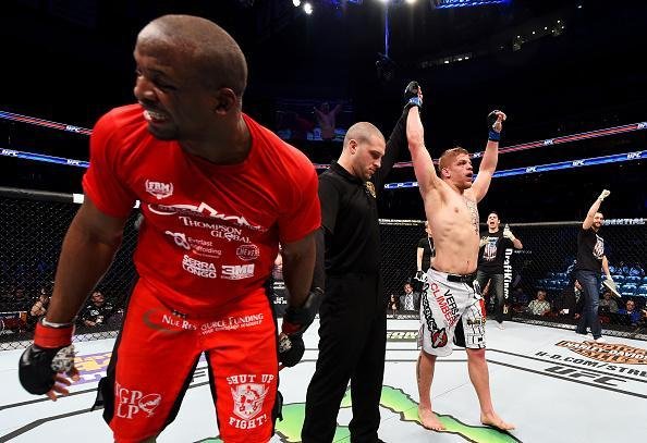Imagens das lutas e dos bastidores do UFC on FOX 15, em Newark - Chris Dempsey (bermuda branca) venceu Eddie Gordon por deciso dividida 