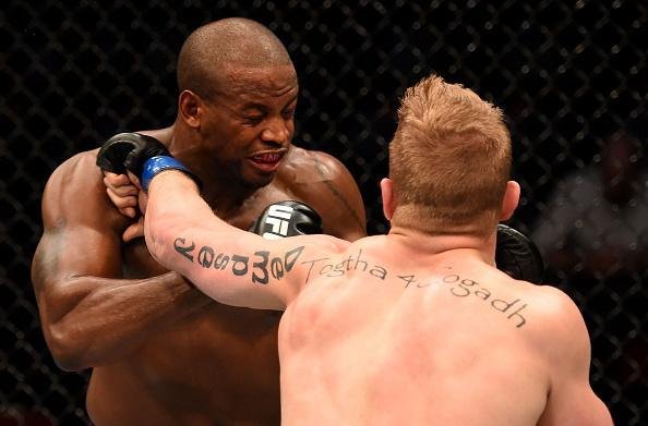Imagens das lutas e dos bastidores do UFC on FOX 15, em Newark - Chris Dempsey (bermuda branca) venceu Eddie Gordon por deciso dividida 
