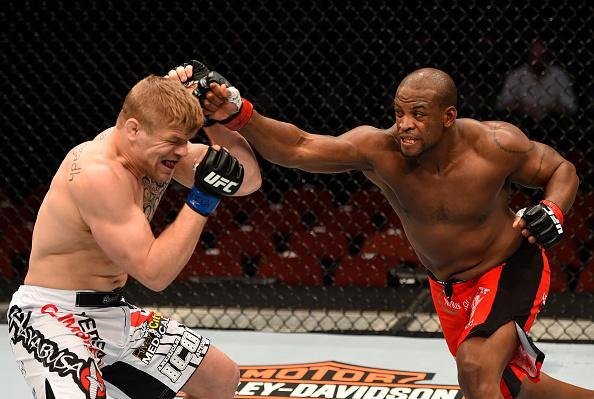 Imagens das lutas e dos bastidores do UFC on FOX 15, em Newark - Chris Dempsey (bermuda branca) venceu Eddie Gordon por deciso dividida 