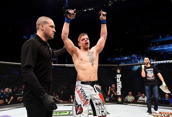 Imagens das lutas e dos bastidores do UFC on FOX 15, em Newark - Chris Dempsey (bermuda branca) venceu Eddie Gordon por deciso dividida 
