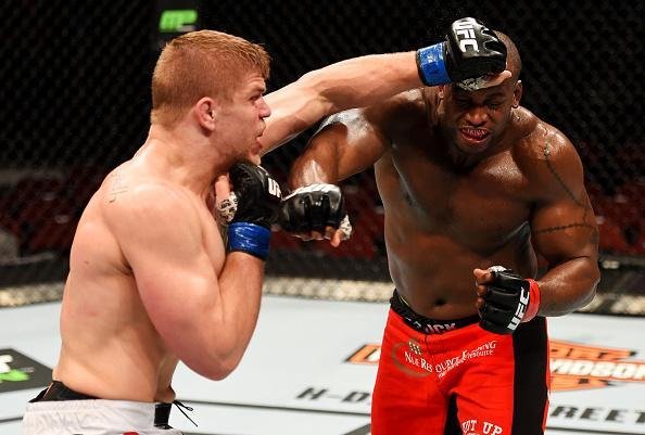 Imagens das lutas e dos bastidores do UFC on FOX 15, em Newark - Chris Dempsey (bermuda branca) venceu Eddie Gordon por deciso dividida 