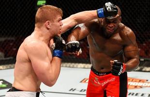 Imagens das lutas e dos bastidores do UFC on FOX 15, em Newark - Chris Dempsey (bermuda branca) venceu Eddie Gordon por deciso dividida 