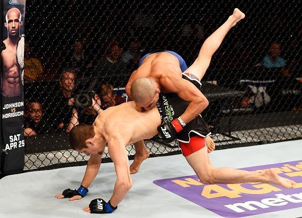 Imagens das lutas e dos bastidores do UFC on FOX 15, em Newark - Diego Brando (bermuda azul) venceu Jimmy Hettes por nocaute tcnico (interrupo mdica) 