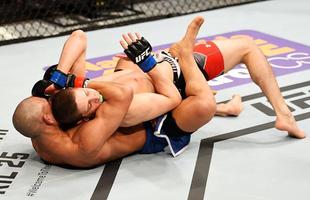 Imagens das lutas e dos bastidores do UFC on FOX 15, em Newark - Diego Brando (bermuda azul) venceu Jimmy Hettes por nocaute tcnico (interrupo mdica) 