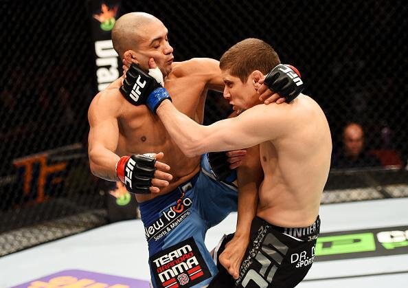 Imagens das lutas e dos bastidores do UFC on FOX 15, em Newark - Diego Brando (bermuda azul) venceu Jimmy Hettes por nocaute tcnico (interrupo mdica) 