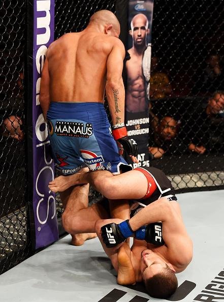Imagens das lutas e dos bastidores do UFC on FOX 15, em Newark - Diego Brando (bermuda azul) venceu Jimmy Hettes por nocaute tcnico (interrupo mdica) 