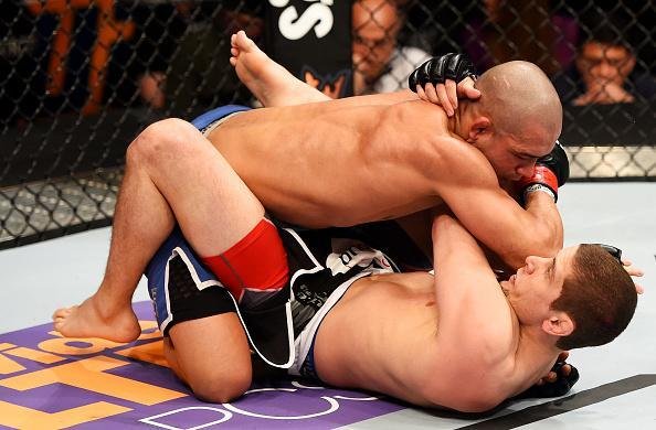 Imagens das lutas e dos bastidores do UFC on FOX 15, em Newark - Diego Brando (bermuda azul) venceu Jimmy Hettes por nocaute tcnico (interrupo mdica) 