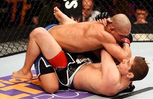 Imagens das lutas e dos bastidores do UFC on FOX 15, em Newark - Diego Brando (bermuda azul) venceu Jimmy Hettes por nocaute tcnico (interrupo mdica) 