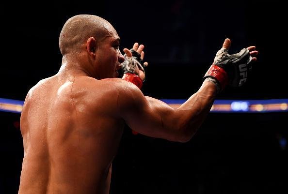 Imagens das lutas e dos bastidores do UFC on FOX 15, em Newark - Diego Brando (bermuda azul) venceu Jimmy Hettes por nocaute tcnico (interrupo mdica) 