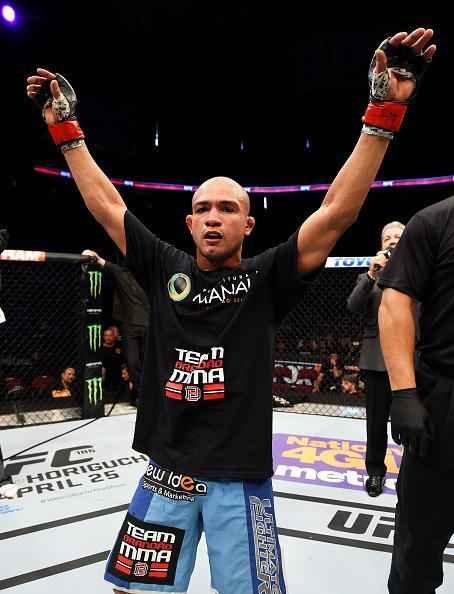 Imagens das lutas e dos bastidores do UFC on FOX 15, em Newark - Diego Brando (bermuda azul) venceu Jimmy Hettes por nocaute tcnico (interrupo mdica) 