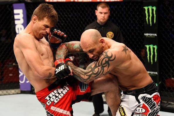 Imagens das lutas e dos bastidores do UFC on FOX 15, em Newark - Tim Means (bermuda vermelha) venceu George Sullivan por finalizao no terceiro round