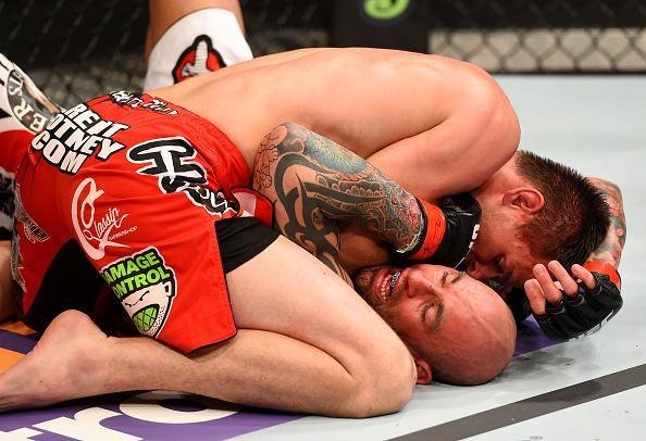 Imagens das lutas e dos bastidores do UFC on FOX 15, em Newark - Tim Means (bermuda vermelha) venceu George Sullivan por finalizao no terceiro round