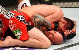 Imagens das lutas e dos bastidores do UFC on FOX 15, em Newark - Tim Means (bermuda vermelha) venceu George Sullivan por finalizao no terceiro round