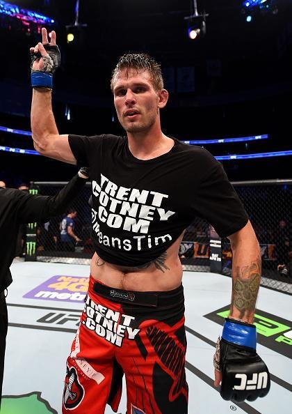 Imagens das lutas e dos bastidores do UFC on FOX 15, em Newark - Tim Means (bermuda vermelha) venceu George Sullivan por finalizao no terceiro round