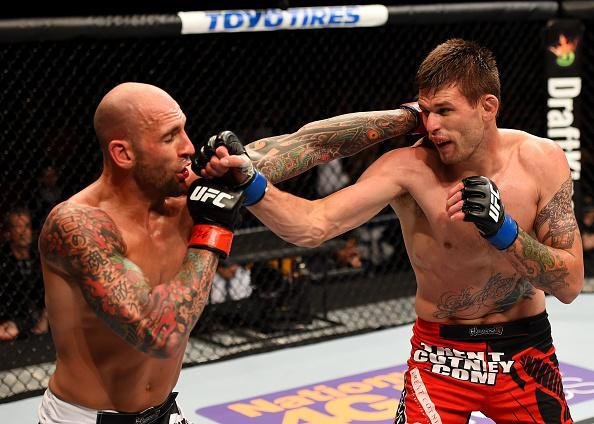 Imagens das lutas e dos bastidores do UFC on FOX 15, em Newark - Tim Means (bermuda vermelha) venceu George Sullivan por finalizao no terceiro round