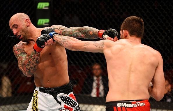 Imagens das lutas e dos bastidores do UFC on FOX 15, em Newark - Tim Means (bermuda vermelha) venceu George Sullivan por finalizao no terceiro round