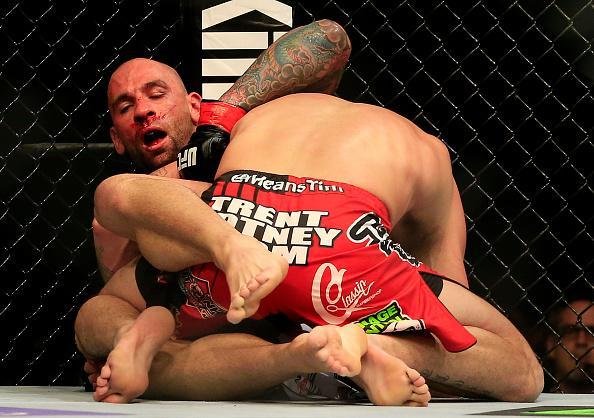 Imagens das lutas e dos bastidores do UFC on FOX 15, em Newark - Tim Means (bermuda vermelha) venceu George Sullivan por finalizao no terceiro round