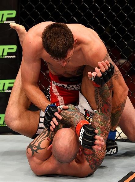 Imagens das lutas e dos bastidores do UFC on FOX 15, em Newark - Tim Means (bermuda vermelha) venceu George Sullivan por finalizao no terceiro round
