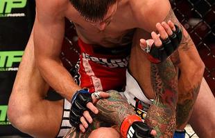 Imagens das lutas e dos bastidores do UFC on FOX 15, em Newark - Tim Means (bermuda vermelha) venceu George Sullivan por finalizao no terceiro round